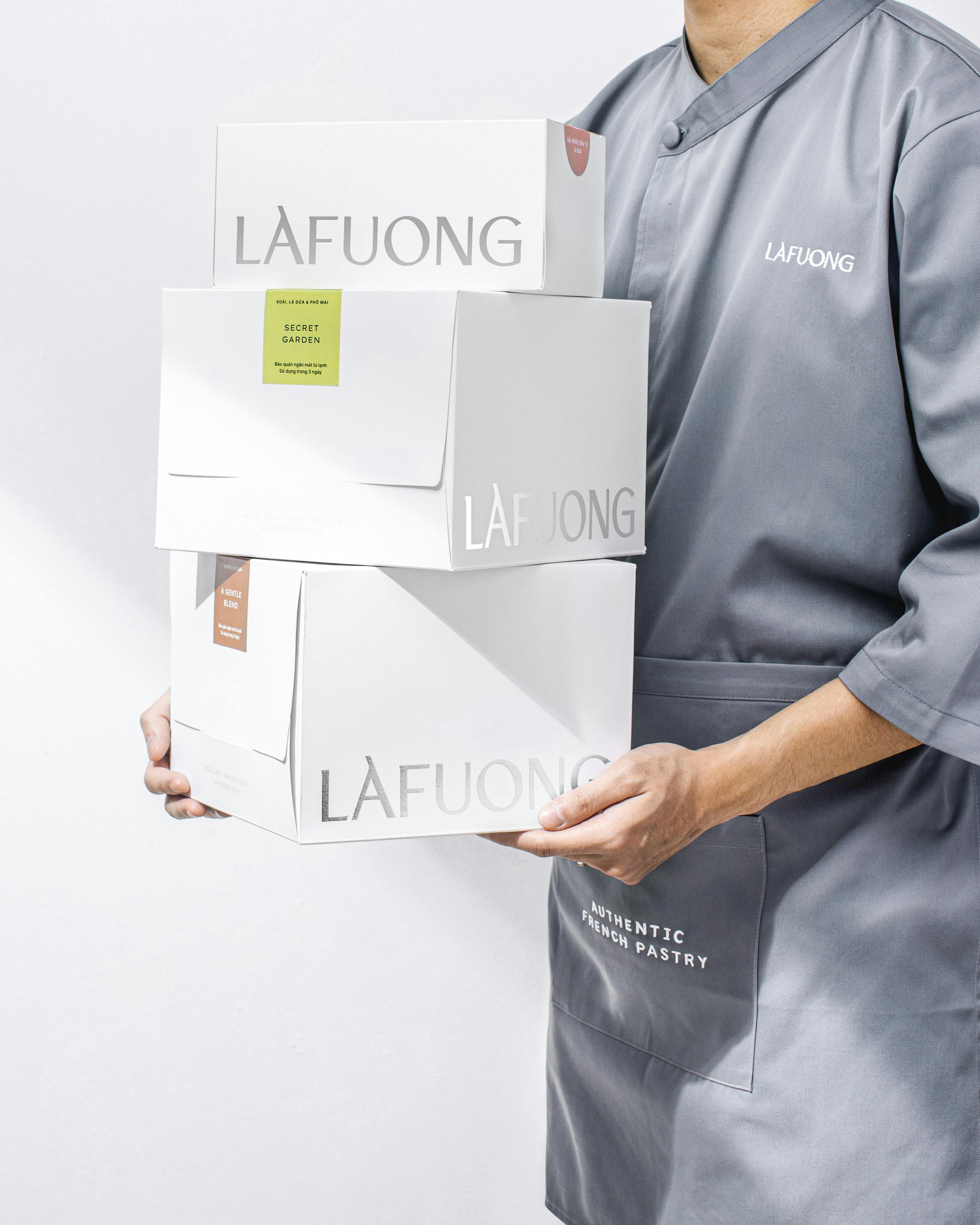 Hình ảnh nhân viên giao hàng mang hộp bánh của LAFUONG
