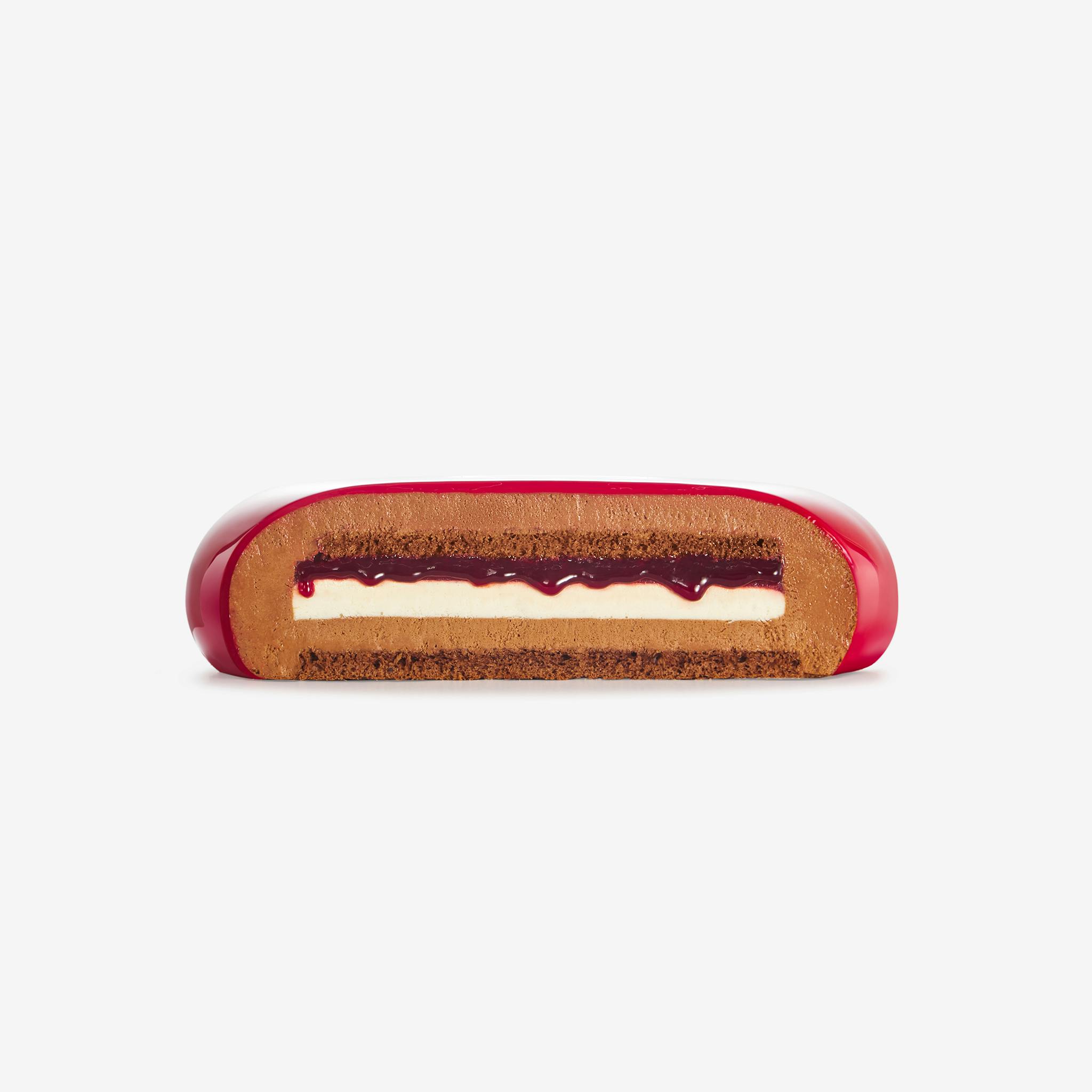 LaFuong Pastry – Beloved Darling – Sô-cô-la, Dâu rừng & Vani. Nếu bạn là fan của Sô-cô-la, hãy thử Beloved Darling - với lớp kem mousse được làm từ sô-cô-la đen chất lượng cao đi cùng mứt quả dâu rừng được nấu tay và một lớp crémeux làm từ quả vanilla Madagascar. ,Cũng giống như sự bùng nổ trong hương vị, vẻ ngoài của chiếc bánh được trang trí bởi lớp tráng gương màu đỏ đun kết hợp với chiếc lông vũ phủ nhũ vàng đồng sang trọng. Đây sẽ là lựa chọn hoàn hảo cho mọi bữa tiệc của bạn. 