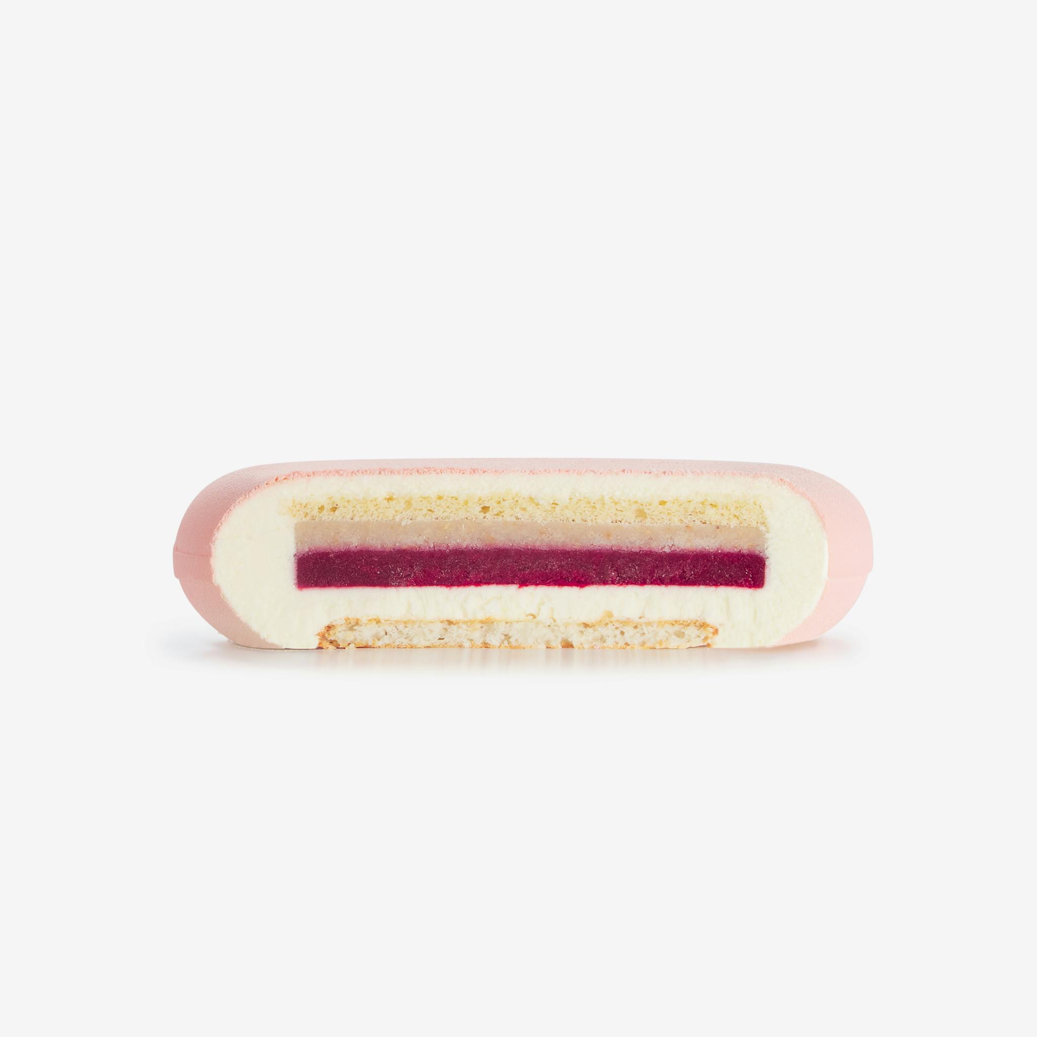 LaFuong Pastry – Be in Blossom – Vải, Phúc bồn tử & Dừa. Mang đến một sự cân bằng tuyệt vời giữa vị chua nhẹ, ngọt thanh và thơm ngậy trong cùng một miếng bánh bằng cách sử dụng vải, dừa và phúc bồn tử. Có thể nói đây chính là sự kết hợp rất thú vị giữa Á & Âu. Không chỉ đặc biệt trong hương vị, lớp bạt bánh của Be in Blossom cũng có hai kết cấu khác nhau: cảm giác mềm xốp đến từ lớp Sponge dừa và một chút độ giòn của sợi dừa tươi nằm trong lớp bạt Dacquoise. ,Đây không chỉ là một món quà tuyệt vời, mà còn là lựa chọn xứng đáng cho mọi bữa tiệc sinh nhật, gặp gỡ bạn bè hay các dịp họp mặt gia đình.